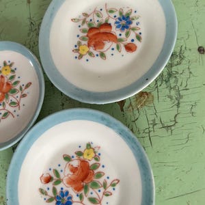 Mini Childs Antique China 3er Set Kleine Teller Blau und Weiß mit Rosa Gelb Grünen Blumen Kleine Miniatur Made in Japan Vintage