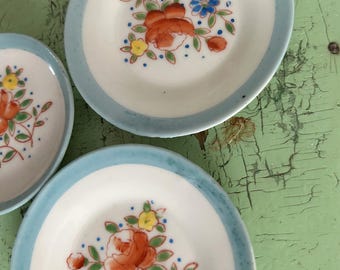 Juego de 3 platos pequeños de porcelana antigua Mini Childs, azul y blanco con flores rosas, amarillas y verdes. Miniatura hecha en Japón.