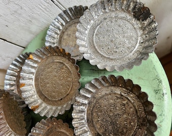 Vintage blikken mallen, set van 8 metaal, gecanneleerd reliëf, knutselspullen, knutseldecor Kandelaars Vignetten assemblages