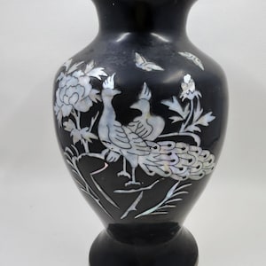 Vintage cloisonne zwart emaille en koperen vaas met pauwen, parelmoer inleg, Aziatisch design