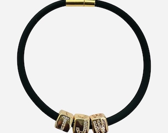 Initial rubberen koord/siliconen buis 4 mm zwarte bedelarmband met wrijvingssluiting | Gouden bajonetsluiting
