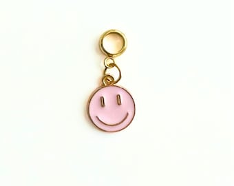 Smiley Face Dangle Charm met Charm Holder Bail voor Rubber Koord/Silicone Tube/Snake Chain Armbanden/Barbiecore Style/Roze