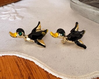 Vintage pair of flying ducks, scatter pins from the 1950s.