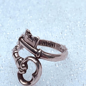 Vintage Avon ring in Sterling Silver, Skelton Key, 1976, adjustable sizes, pre-owned jewelry