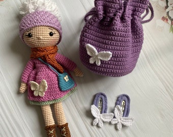 Bambola Amigurumi, set borsa e fibbia, bambola all'uncinetto, bambola ragazza invernale, giocattoli per bambini all'uncinetto, regalo per la doccia per bambini,