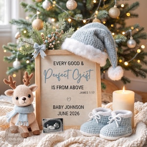 Puede incluir: Anuncio de nacimiento con temática navideña que presenta un reno de ganchillo, un letrero y botines de bebé. El letrero dice "Every Good & Perfect Gift Is From Above" e incluye el nombre y la fecha prevista del bebé. También hay un gorro de ganchillo y una vela encendida.