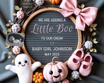 Op de afbeelding: Een Halloween-thema baby aankondiging met een roze en witte krans, een letterbord met de tekst "We are adding a little Boo to our crew! Baby Girl Johnson May 2025", een roze pompoen, een witte geest en roze babyschoentjes.