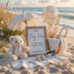 Könnte beinhalten: Eine Baby-Ankündigung im Strand-Stil mit einem Schild, auf dem steht "Mehr kleine Zehen im Sand Bald da! Sommer 2025". Es gibt einen Teddybär, ein Baby-Ultraschallbild und einen goldenen Ballon, auf dem "Baby Johnson" steht.
