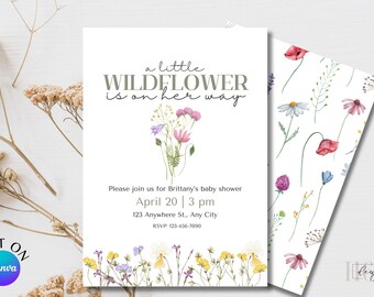 Puede incluir: Una invitación de baby shower blanca con un diseño floral. El texto dice "a little wildflower is on her way". La invitación incluye la fecha, la hora y la ubicación de la ducha.