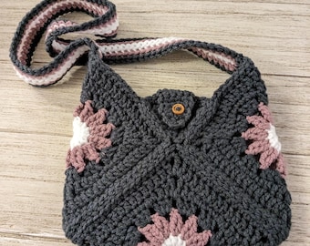 Bolso de hombro cuadrado de abuela tejido a crochet hecho a mano.