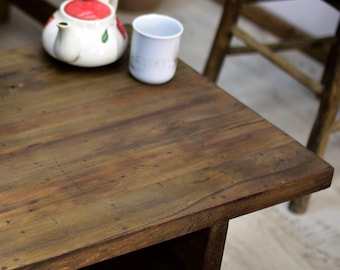 Mesa de centro rústica hecha a mano con madera natural reciclada de granero.