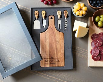 Personalized Acacia Cheese Board Set – Laser Engraved Family Name