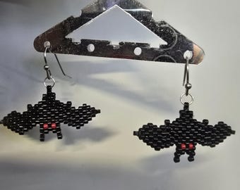 Pendientes de Halloween con cuentas de Miyuki Delica y punto de ladrillo con diseño de murciélago