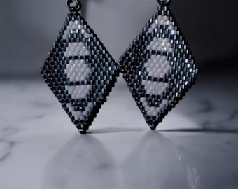 Pendientes de punto ladrillo con cuentas Miyuki verdes y fases lunares grises