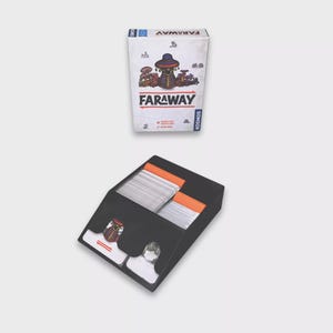 Könnte beinhalten: Ein Brettspielkarton und Kartenhalter. Die Box ist weiß mit dem Wort "FARAWAY" in Rot und einer Grafik von Pilzen und einer Figur. Der Kartenhalter ist schwarz und enthält Karten mit orangefarbenen Kanten.