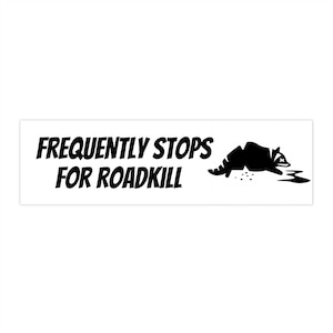 Könnte beinhalten: Schwarz-weißer Aufkleber mit dem Text "FREQUENTLY STOPS FOR ROADKILL" und einer Silhouette eines Waschbären, der über den Boden rennt.