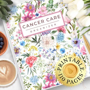 以下が含まれることがあります： 「Cancer Care Organizer」の文字が入った、花柄のノート。コーヒーカップ、ブルーベリー、金のペンが写っています。金のシールには「Printable Pages」と書かれています。