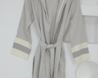 Albornoz de algodón gris y blanco