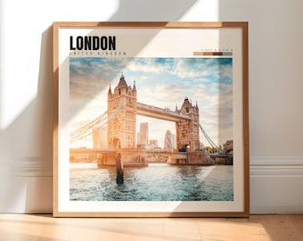 Może przedstawiać: Wydruk w ramie przedstawiający Tower Bridge w Londynie, w Anglii. Most jest słynnym zabytkiem i popularnym celem turystycznym. Wydruk jest w jasnej drewnianej ramie i ma białe tło. Tekst "LONDON" i "UNITED KINGDOM" jest wydrukowany czarnym kolorem u góry wydruku.