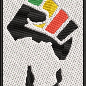 Könnte beinhalten: Schwarze und weiße geballte Faust mit einem grünen, gelben und roten Streifen oben. Die Faust ist ein Symbol für Solidarität und Widerstand.