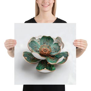 Könnte beinhalten: Ein einzigartiges Kunstwerk, das ein Blumendesign aus grünen Leiterplatten zeigt. Die Blütenblätter haben einen weißen und goldenen Rand, und die Mitte der Blume ist ein Cluster aus kleinen, braunen Komponenten. Das Kunstwerk wird auf weißem Hintergrund präsentiert.