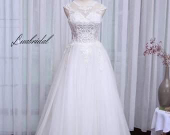 Zeitlose Eleganz: Ärmelloses Brautkleid in A-Linie, Reinweiß, mit aufwändigen, handgefertigten Verzierungen