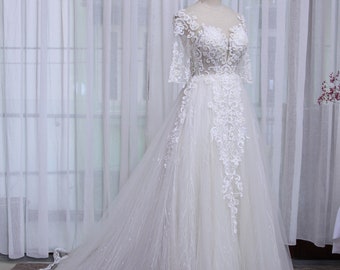 A-Linie weißes Brautkleid. Symmetrisches Muster im gesamten Brautkleid. Kundenspezifische Brautkleider sind die perfekte Wahl der Braut.