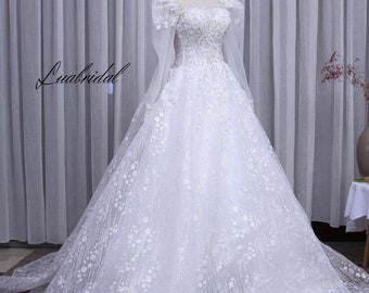 Vestido de novia blanco con flores en 3D. Vestido de novia corte A con diseño de escote cuadrado. Precioso vestido de novia para la novia.