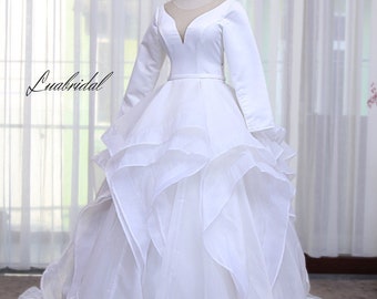 Hochwertiges Bubble Brautkleid aus Satin und Spitze. Brautkleid mit V Ausschnitt und langen Ärmeln. minimalistisches Brautkleid.