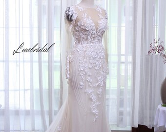 Champagner Brautkleid. Brautkleid mit tiefem V-Ausschnitt und wunderschönen 3D-Blumenverzierungen.