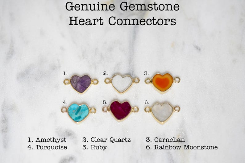 Pu&ograve; includere: Sei connettori a forma di cuore in pietra preziosa con anelli a salto in oro. Le pietre preziose sono ametista, quarzo trasparente, corniola, turchese, rubino e pietra di luna arcobaleno.