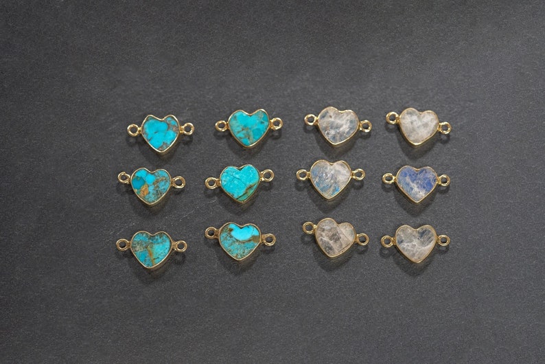 Pu&ograve; includere: Dodici connettori a forma di cuore in pietra preziosa con accenti in metallo dorato. Sei connettori presentano pietre preziose turchesi e sei presentano pietre preziose di luna.