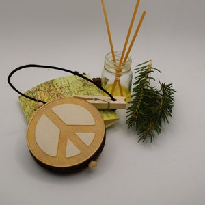Peace Zeichen Autoduft, der natürliche Duftstecker aus Duftholz – UNQE Art  & Wood Workshop