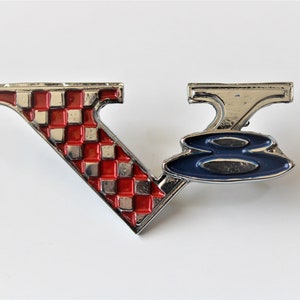 V8-Emblem seitlich Valiant Plymouth Barracuda Oldtimer Metall