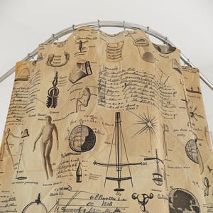 Cortina de ducha con dibujos de Da Vinci: decoración de baño renacentista