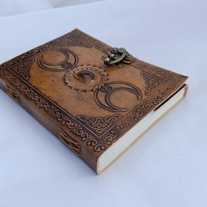 Diario in pelle personalizzato fatto a mano Luna con pietra (rubino), carta fatta a mano, regali per schizzi, regalo per la festa della mamma, regalo per l'Eid, 8x6 (200 pagine)