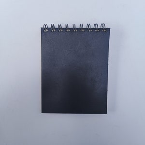 Diario stampato a mano con copertina nera a spirale personalizzato, ideale come regalo di Natale