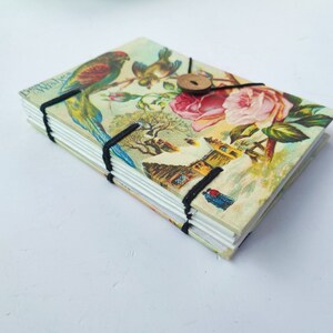 Agenda vintage multicolor con diseño de Village, hecha a mano, con cartón y papel blanco liso