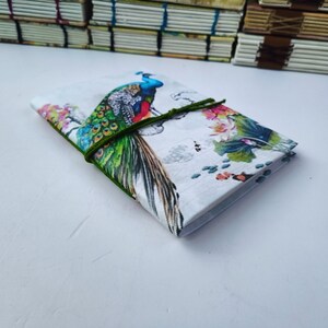 Diario hecho a mano con estampado de pavo real, hecho con cartón y atado con hilo verde