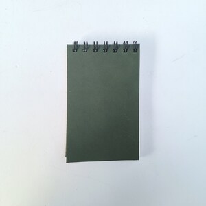 Agenda estampada hecha a mano color verde oliva Realizada con cartón