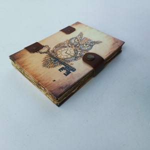 Agenda vintage multicolor con estampado de búhos, hecha con cartón blanco y papel vintage sin rayas hecho a mano