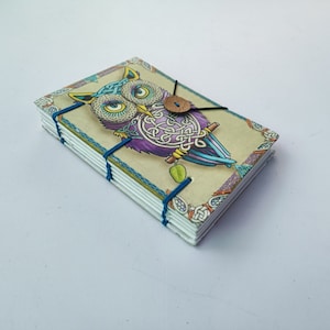 Diario con estampado de búho multicolor hecho a mano con cartón y papel liso sin rayas