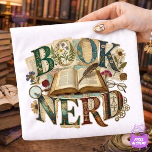 Può includere: T-shirt bianca con un design colorato "BOOK NERD". Il design presenta un libro aperto, fiori, una lente d'ingrandimento e occhiali. Le lettere sono decorate con elementi botanici e mappe.