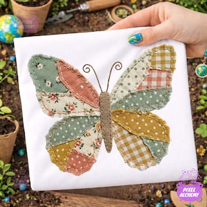 Może przedstawiać: Biały kwadratowy materiał z patchworkowym wzorem motyla. Skrzydła motyla wykonane są z różnych tkanin w odcieniach zieleni, różu, żółci i kremu, z kwiatowymi, groszkowymi i kratkowanymi wzorami. Motyl ma brązowe czułki i ciało.