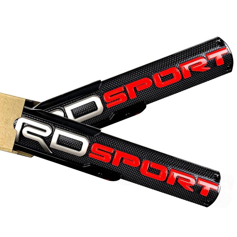 Puede incluir: Dos emblemas "TRD SPORT" negros y rojos. Los emblemas est&aacute;n hechos de pl&aacute;stico negro texturizado con letras rojas.