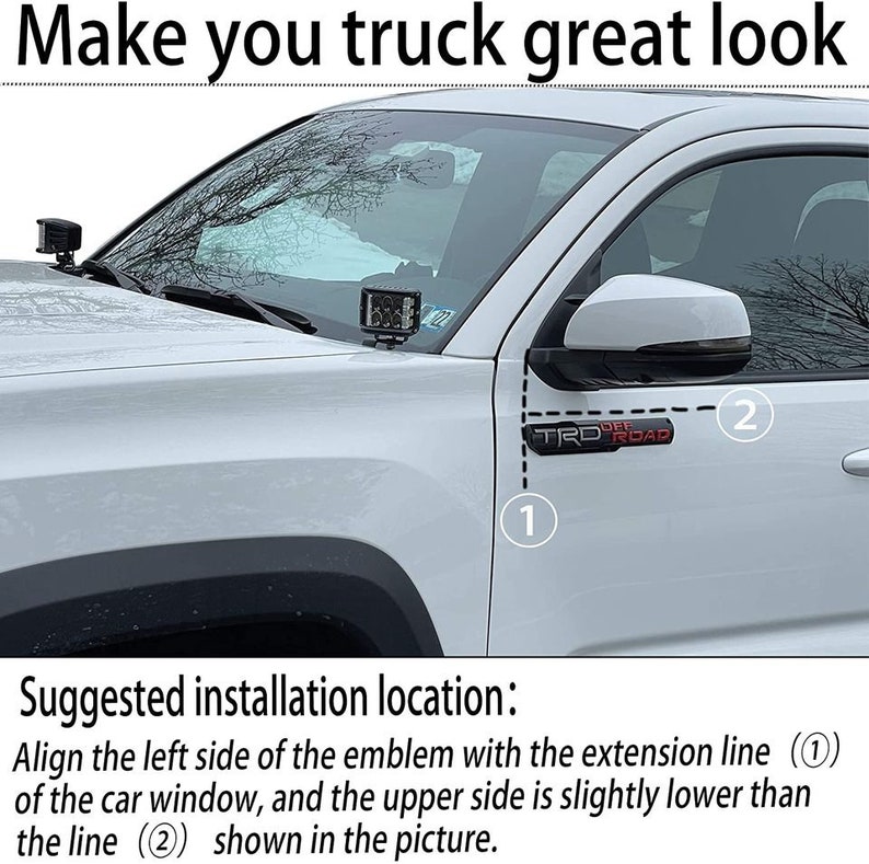 Puede incluir: Un cami&oacute;n blanco con un emblema negro "TRD OFF ROAD" en el lateral. La imagen muestra la ubicaci&oacute;n de instalaci&oacute;n sugerida para un accesorio de cami&oacute;n, con dos l&iacute;neas numeradas que indican los puntos de alineaci&oacute;n.