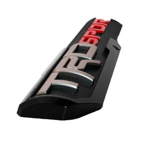 Puede incluir: Emblema de pl&aacute;stico negro con una inscripci&oacute;n "TRD" en plata y "SPORT" en rojo.