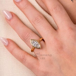 Anillo de compromiso minimalista con forma de marquesa, anillo con bisel de oro de 14k y forma de marquesa, anillo solitario moderno, alianza de boda sencilla, alternativa al diamante marquesa.