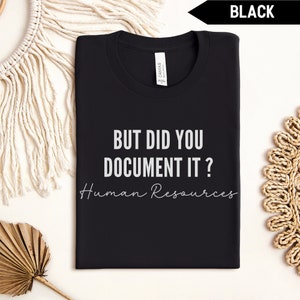 Könnte beinhalten: Schwarzes T-Shirt mit dem Text "But did you document it? Human Resources" in weißen Buchstaben.
