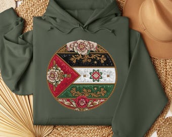 Puede incluir: Una sudadera con capucha verde militar con un diseño circular que presenta una bandera palestina estilizada con detalles florales y dorados.